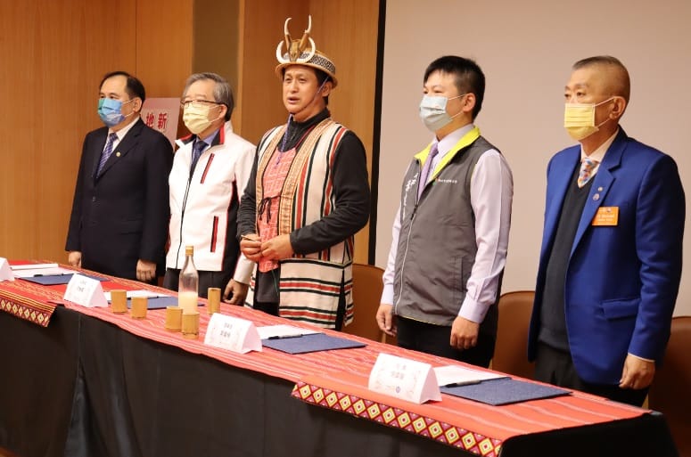合作意向書簽約儀式，意向書採中文與泰雅族語文併列呈現。 圖：王峻昌／攝