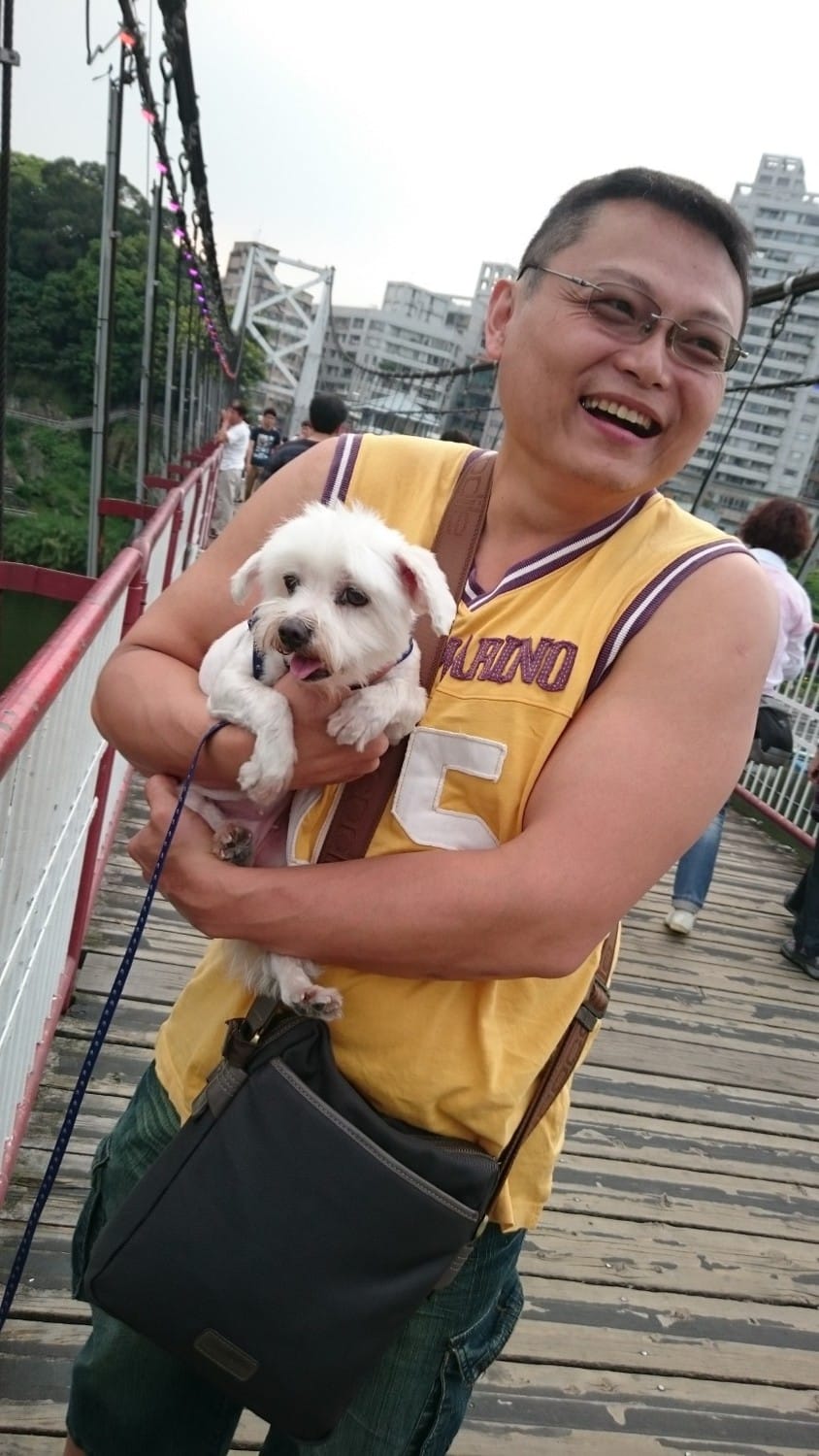 里長陳炳男與愛犬「妹妹」。  圖：新北市動保處提供