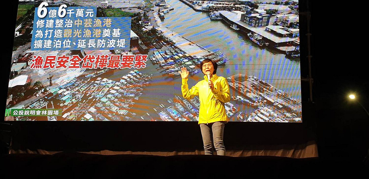 林岱樺在林園廣應廟廟埕舉辦公投宣講會。 圖：民進黨高雄市黨部提供