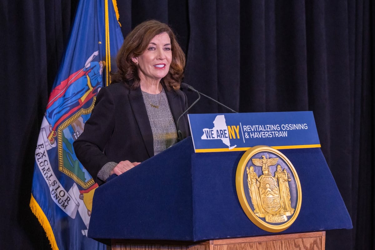 美國紐約州州長侯可（Kathy Hochul）在當地時間26日宣布，將自12月3日起進入緊急狀態。 圖/Kathy Hochul @GovKathyHochul推特