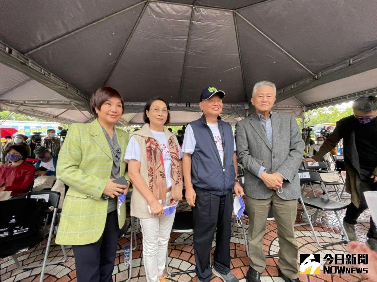 全聯董事長林敏雄（右二），出席基金會活動時，回應購買大潤發等議題。 圖：記者劉雅文拍攝