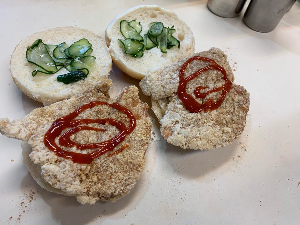 新竹一位婦人吃了早餐店的雞排漢堡，結果咬斷自己2顆牙齒，怒告店家漢堡內有骨頭。一審法院判店家需賠償婦人10萬元。 圖：翻攝自當事早餐店