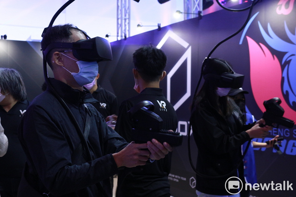 VAR LIVE維亞科技、智崴和財團法人資訊工業策進會都在高雄電競嘉年華現場提供相當有趣的活動內容供民眾體驗。 圖：陳耀宗／攝