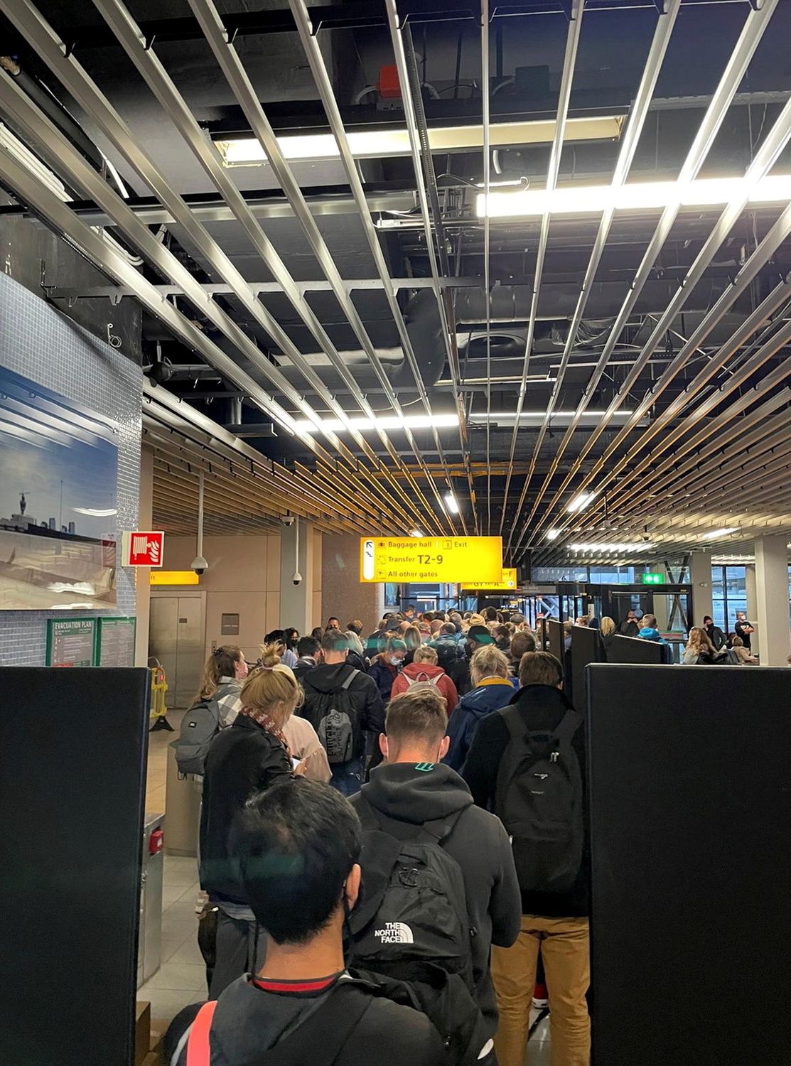 荷蘭衛生當局證實，2架自南非啟程班機，機上有高達85人篩檢呈陽性。    圖：達志影像/路透社