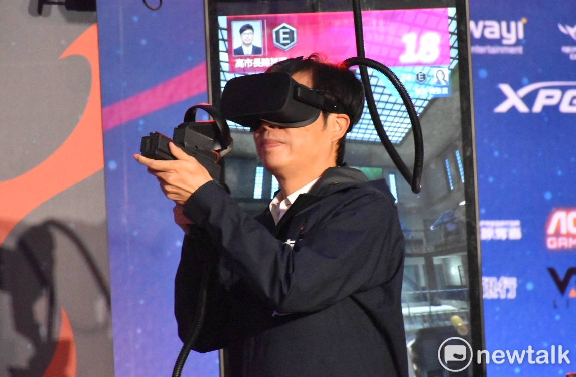 陳其邁親自下場體驗刺激好玩的VR電競運動。 圖：孫家銘攝