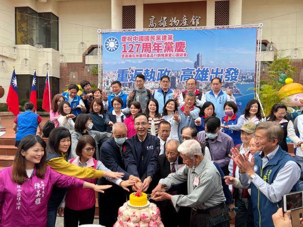 朱立倫(中)與出席的黨員一起切蛋糕。 圖:國民黨高雄市黨部提供