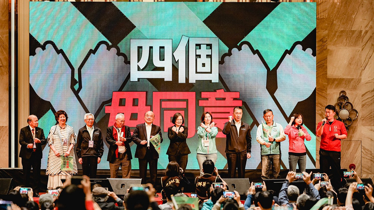 林靜儀與蔡英文等人同台。 林靜儀競選總部/提供