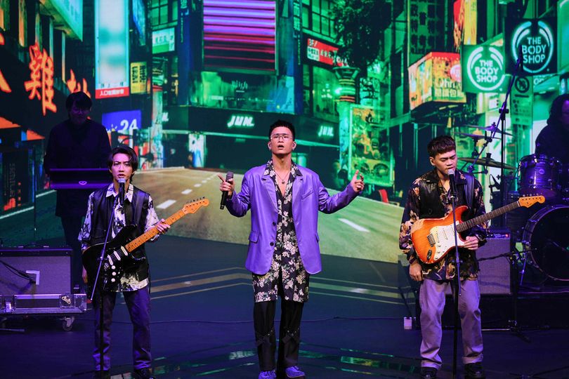 茄子蛋在金馬獎演唱《當男人戀愛時》主題曲《愛情你比我想的閣較偉大》。 圖：取自金馬影展臉書