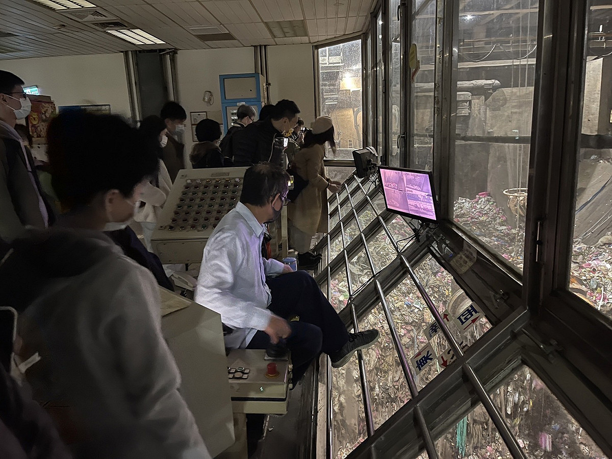 參觀者進入吊車室，近距離觀賞垃圾投放過程及空間震撼。