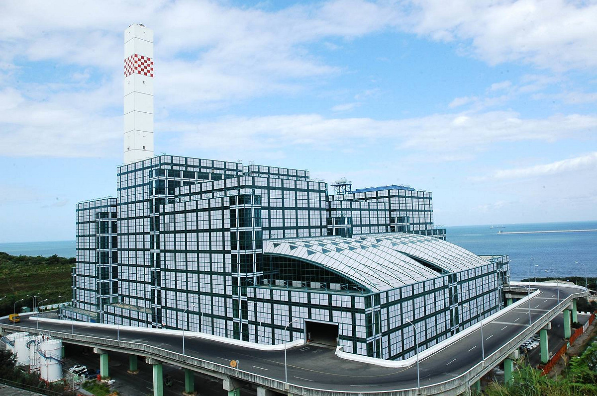 八里垃圾焚化廠為肩負新北市民垃圾處理的重要民生設施，外觀為知名建築設計家貝聿銘團隊所設計，華麗而閃亮。
