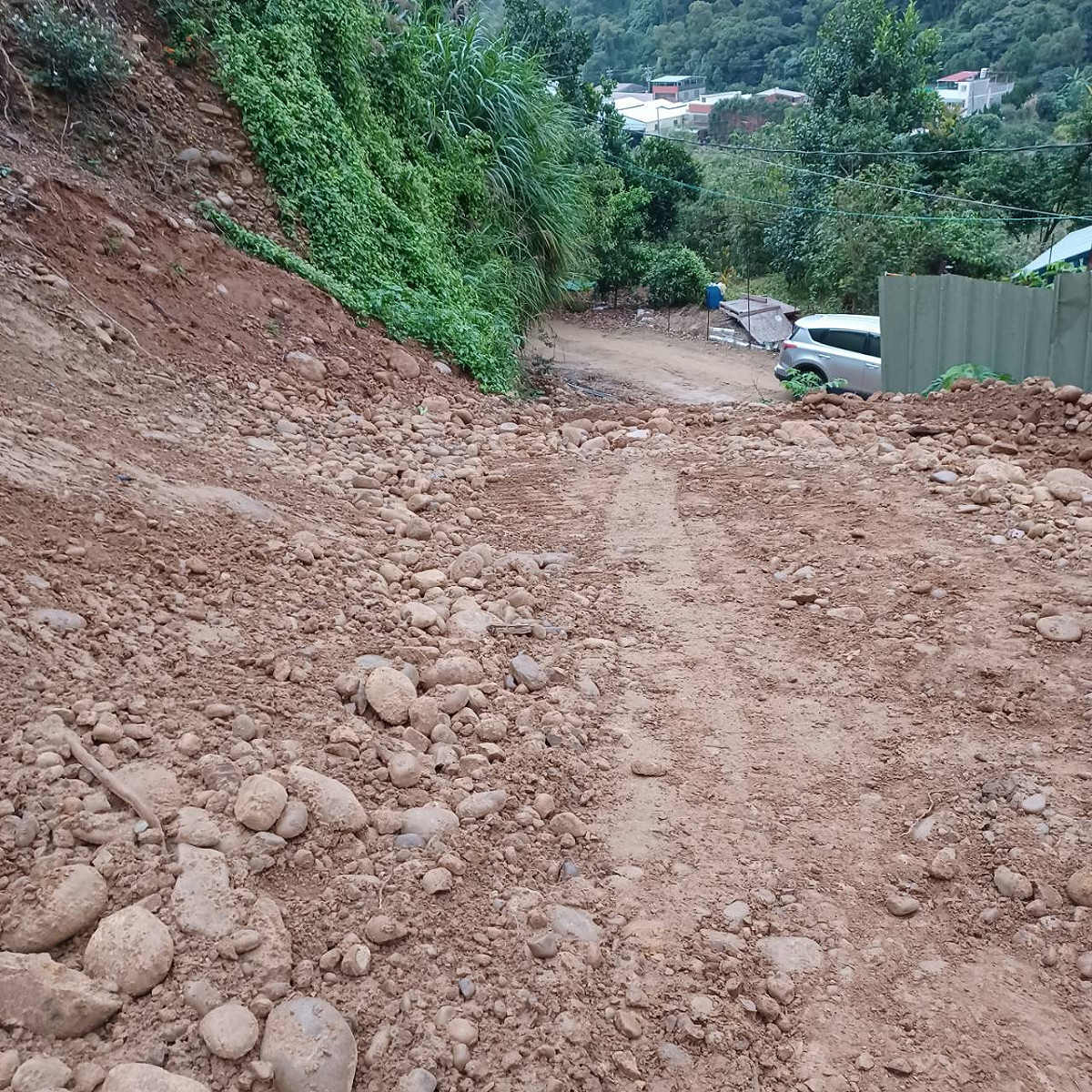 現場邊坡陡峭，有致生水土流失之虞。 圖：新北市農業局提供