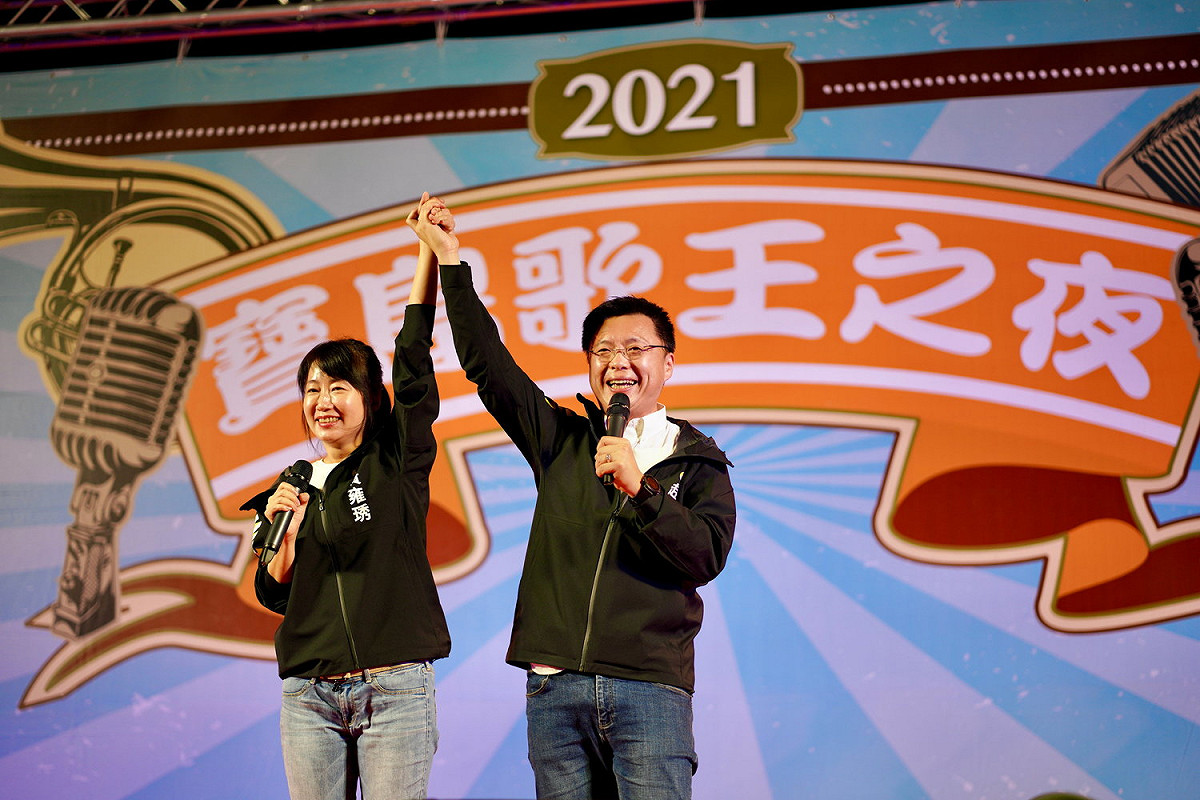 趙天麟(右)推薦市議員擬參選人黃雍琇。 圖：趙天麟服務處提供