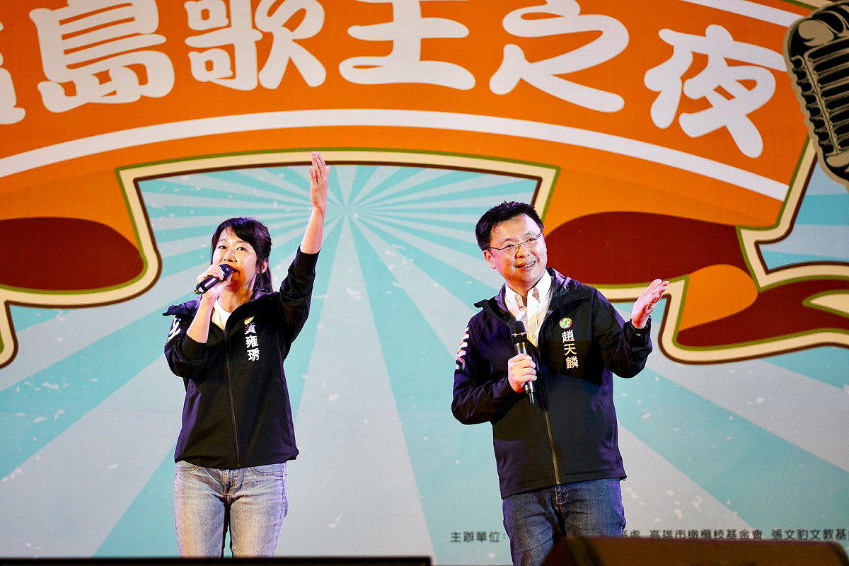 趙天麟(右)與黃雍琇合唱「雲中月圓」。 圖：趙天麟服務處提供