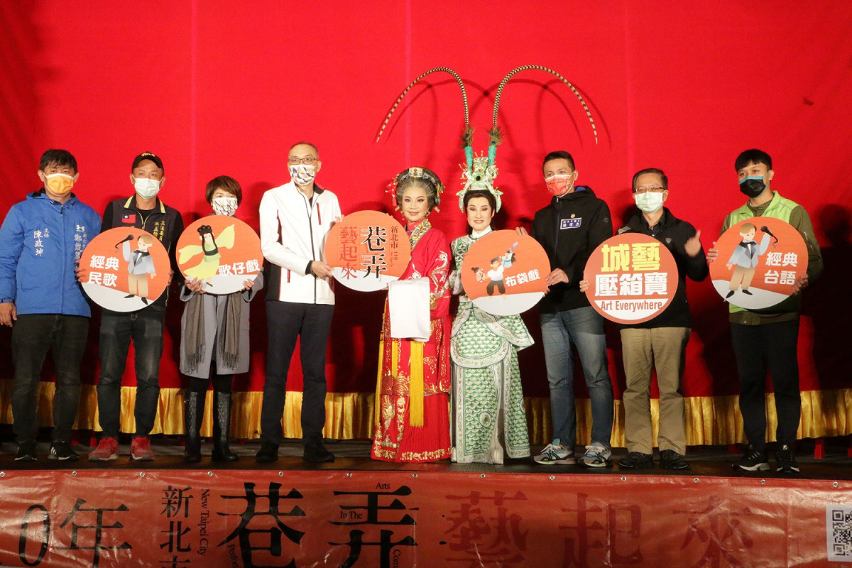 謝政達(左四)與文化局長龔雅雯(左三)及唐美雲(左五)為民祝禱「除疫情」。 圖：新北市文化局提供