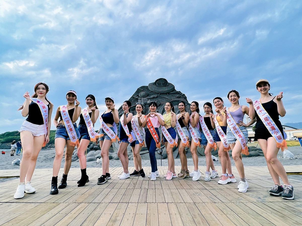 第11屆台灣小姐大會參賽佳麗，到旗津黑沙玩藝節現場。 圖：高雄市觀光局提供