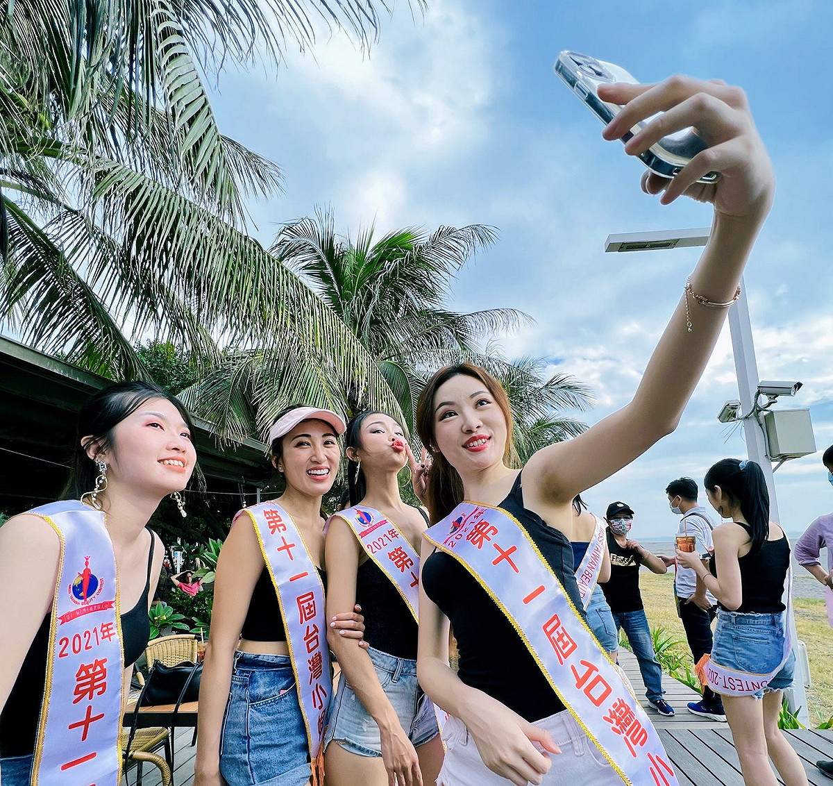 台灣小姐佳麗在旗津玩自拍。 圖：高雄市觀光局提供