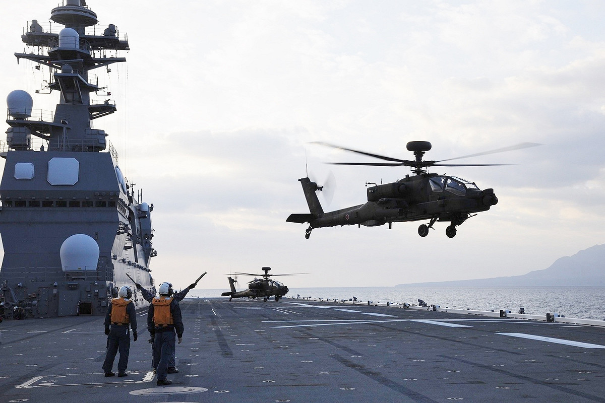 日本「日向級」直升機護衛艦「伊勢號(DDH-182)」搭載AH-64D「長弓阿帕契」(Apache Longbow)攻擊直升機。 圖：翻攝 防衛省統合幕僚監部推特