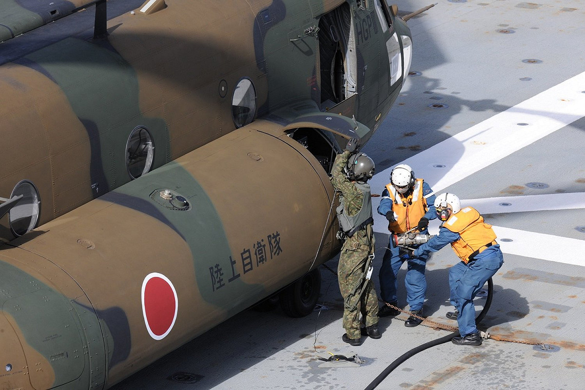日本「日向級」直升機護衛艦「伊勢號(DDH-182)」為CH-47「契努克」(Chinook)運輸直昇機加油。 圖：翻攝 防衛省統合幕僚監部推特