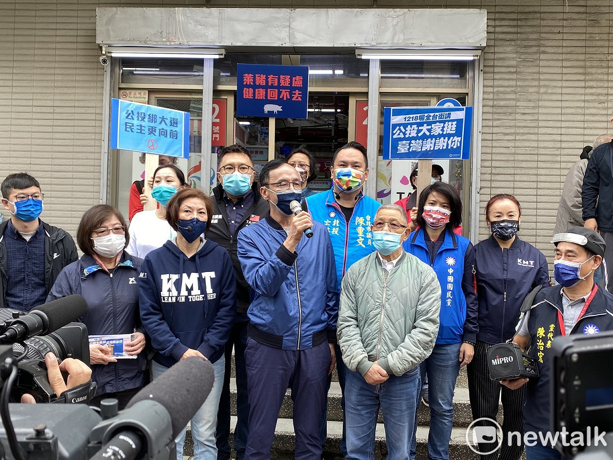 國民黨主席朱立倫今早赴北投市場宣傳1218公投。 圖：周煊惠 / 攝