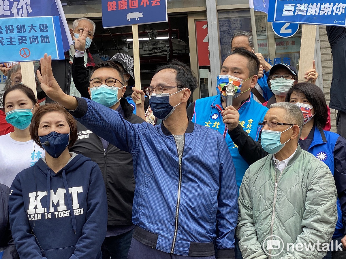 國民黨主席朱立倫今早赴北投市場宣傳1218公投。 圖：周煊惠 / 攝