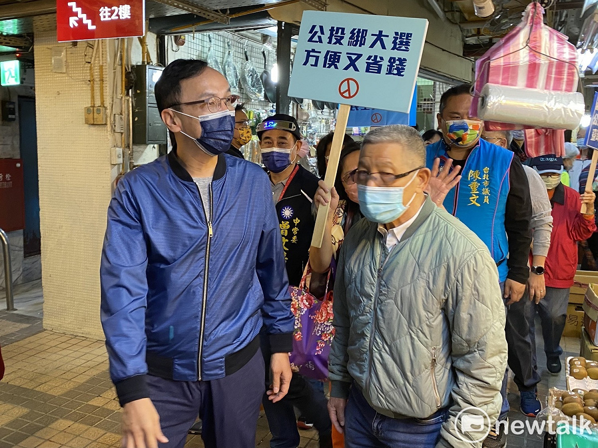 國民黨主席朱立倫今早赴北投市場宣傳1218公投。 圖：周煊惠 / 攝