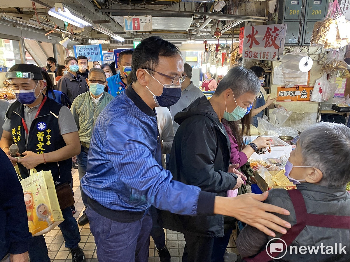 國民黨主席朱立倫今早赴北投市場宣傳1218公投。 圖：周煊惠 / 攝