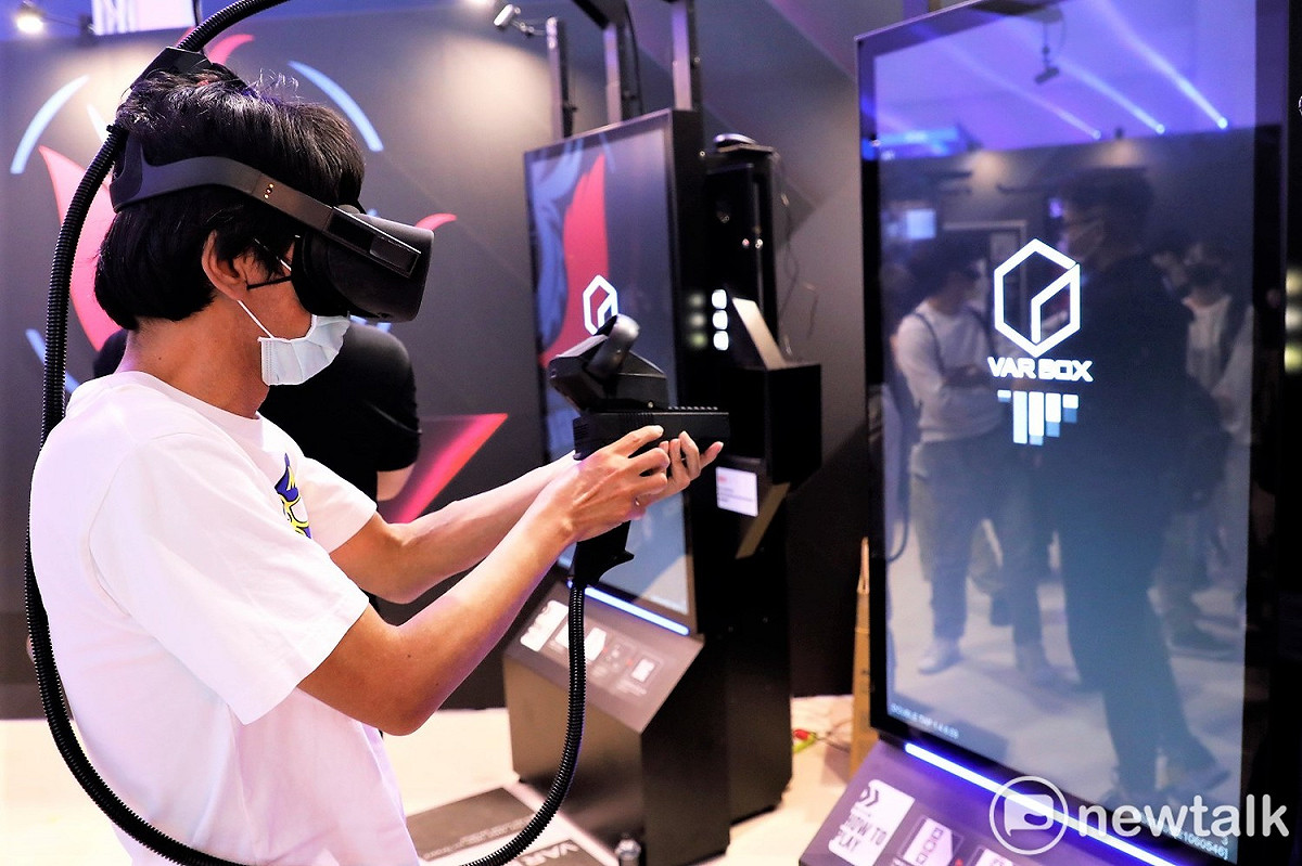 維亞娛樂於2021高雄電競嘉年華展示多款自製VR遊戲。 圖：陳耀宗/攝