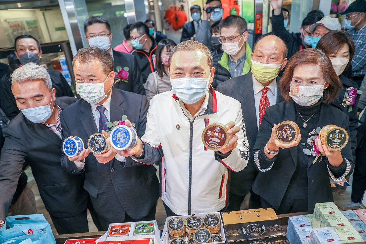新北市長侯友宜(中)及宜蘭縣長林姿妙(右一)合作提供新北市402萬人新鮮魚產品，亦增加農漁民收益。 圖：新北市農業局提供(資料照片)