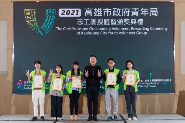 高市青年局局長張以理(右三)頒獎給績優志工。 圖：高雄市青年局提供