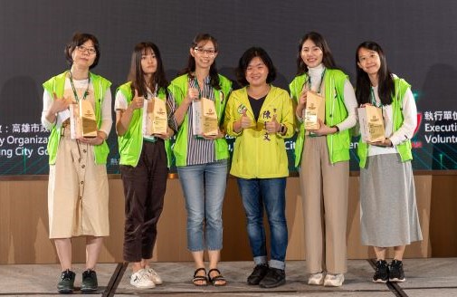 高雄市議員陳慧文(右三)頒獎給績優志工。 圖：高雄市青年局提供