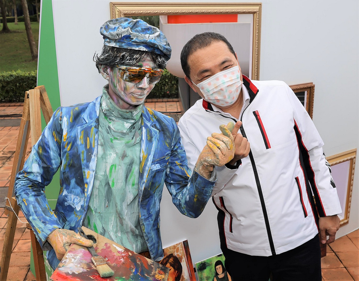 鶯歌藝術季「玩美生活市集」，街頭表演者扮演畫家，邀請侯友宜市長一起玩藝。 圖：鶯歌陶瓷博物館提供