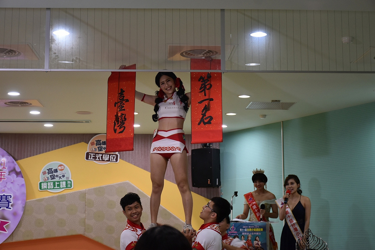 佳麗啦啦隊表演時不小心頭撞到天花板。 圖：孫家銘攝