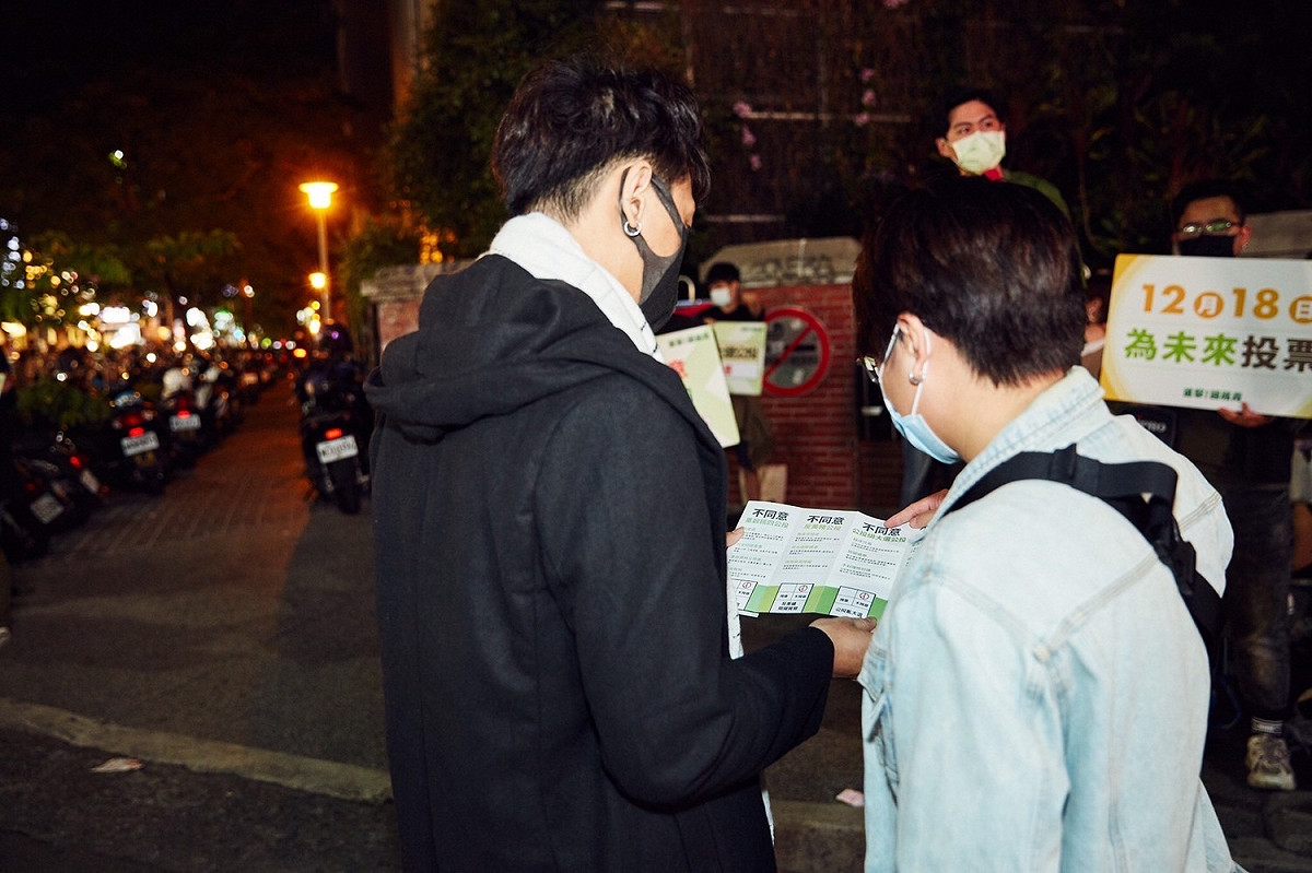 公投議題表面上看來與美國貿易及投資不必然相關，但公投之結果依法限制政府之施政，其背後對台美貿易與投資之影響，必發生連鎖反應。 圖：民進黨提供