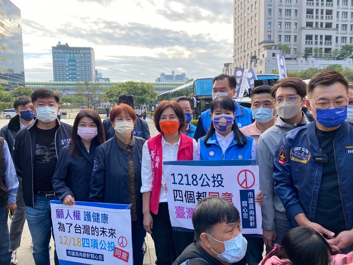 中市議會藍營黨團參加秋鬥行腳，顏寬恒、江啟臣都加入。 國民黨團/提供