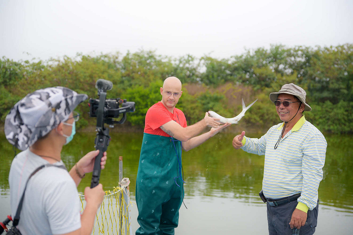 吳鳳體驗灑網捕魚。 圖：台南觀旅局／提供