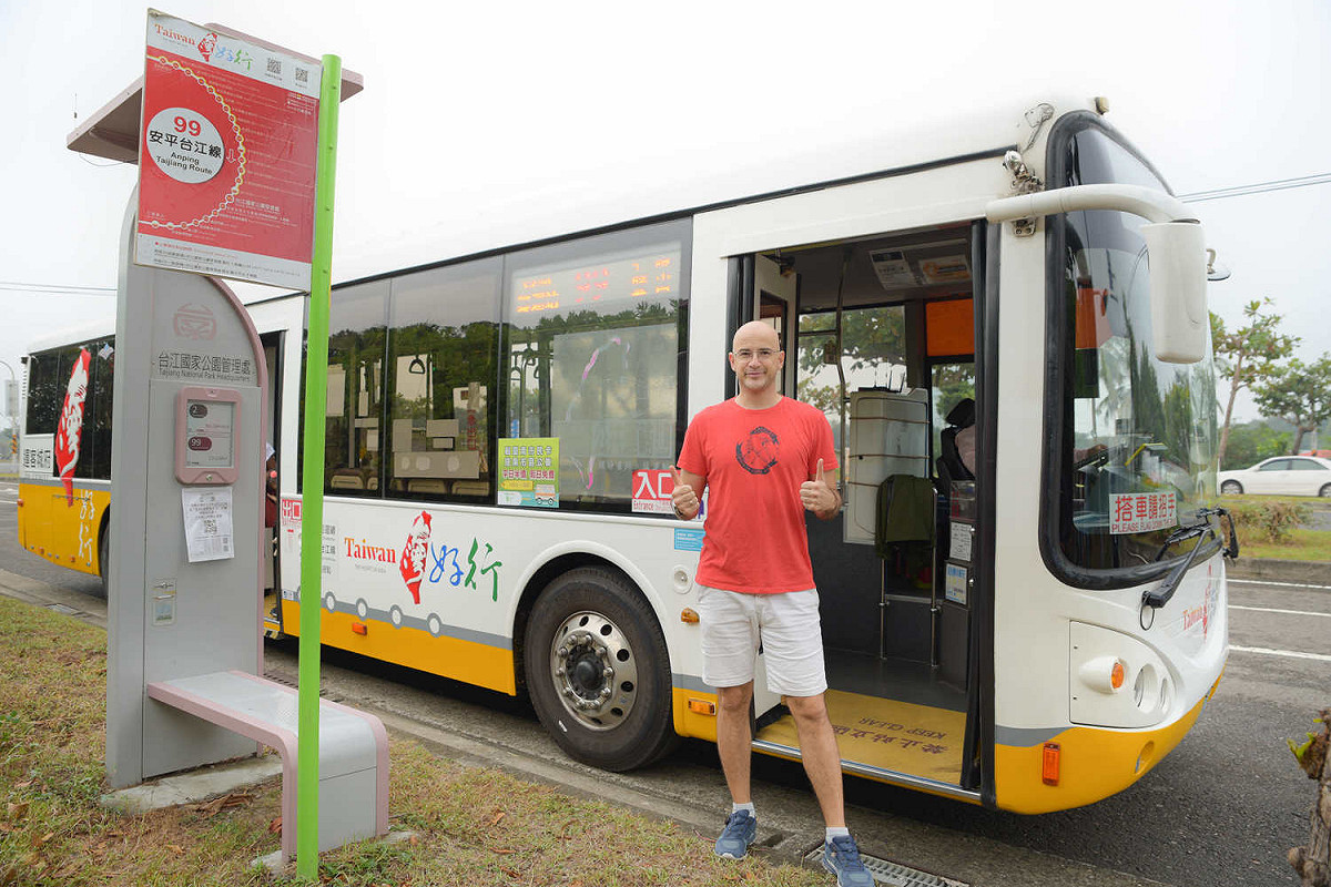 吳鳳搭乘台灣好行體驗台南低碳遊。 圖：台南觀旅局／提供