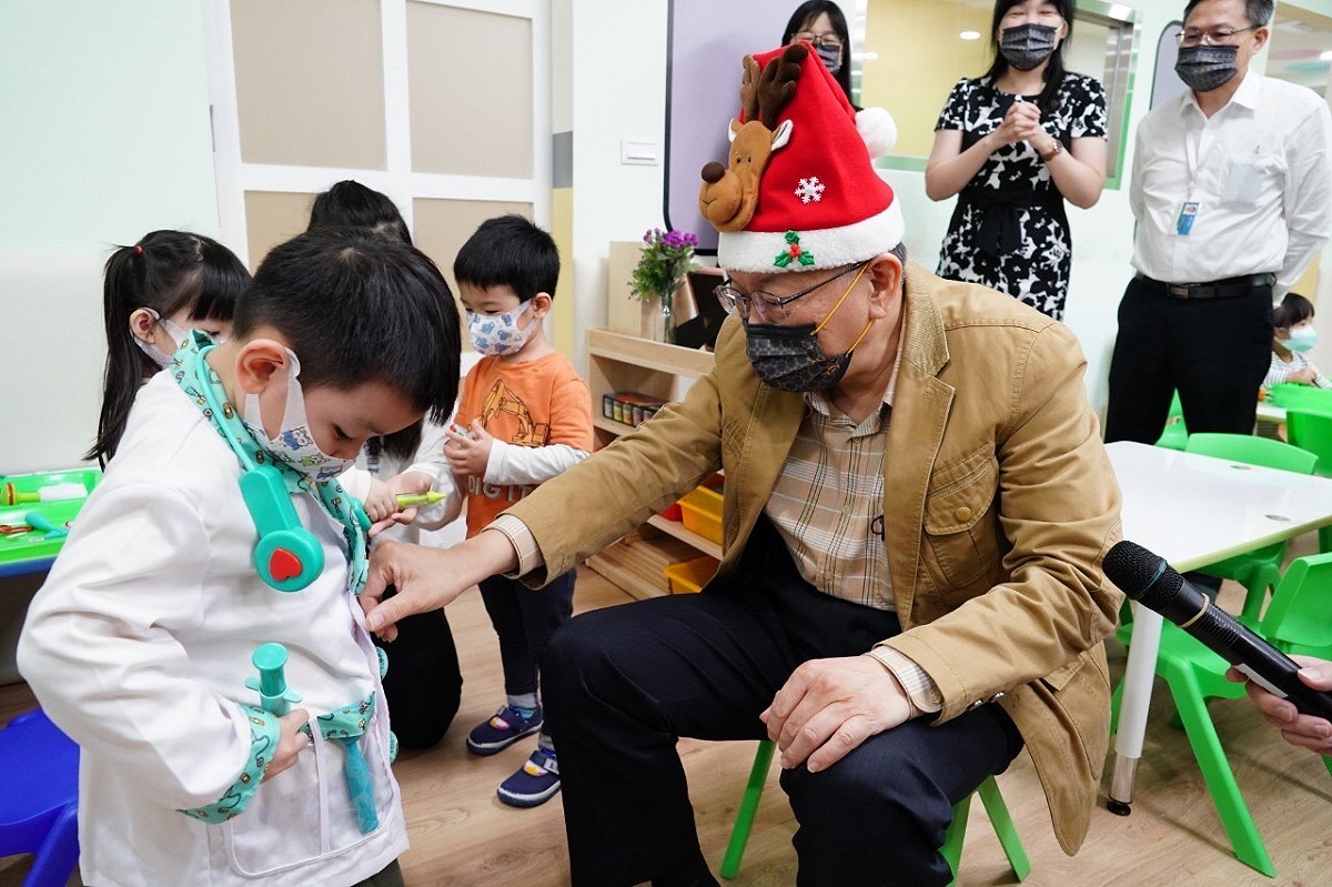 台北市長柯文哲今參觀北捷職場互助教保服務中心。 圖：台北市政府 / 提供