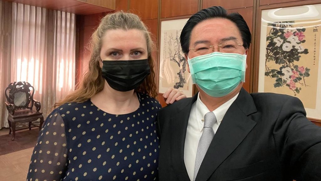 外交部長吳釗燮（右）在外交部推特PO出與立陶宛國會議員薩卡利埃內（Dovilė Šakalienė）（左）的合照。 圖：擷取自外交部推特