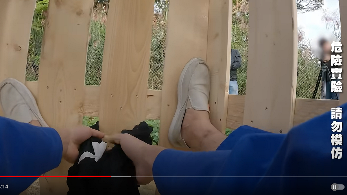 谷阿莫事後脫掉一件衣服扯掉斷一半的木頭。 圖：翻攝自谷阿莫YouTube頻道