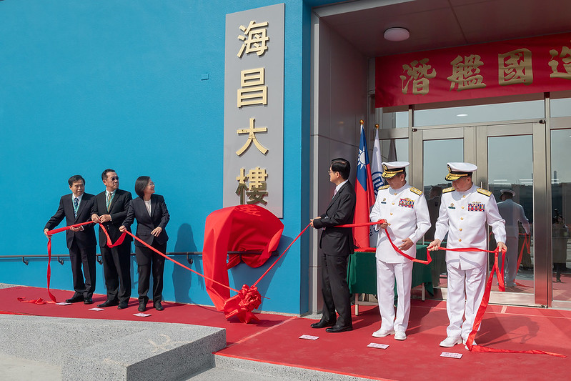 總統蔡英文（左三）2020年11月，親自前往高雄台船公司出席「潛艦國造建造案開工典禮」。 圖：總統府/提供