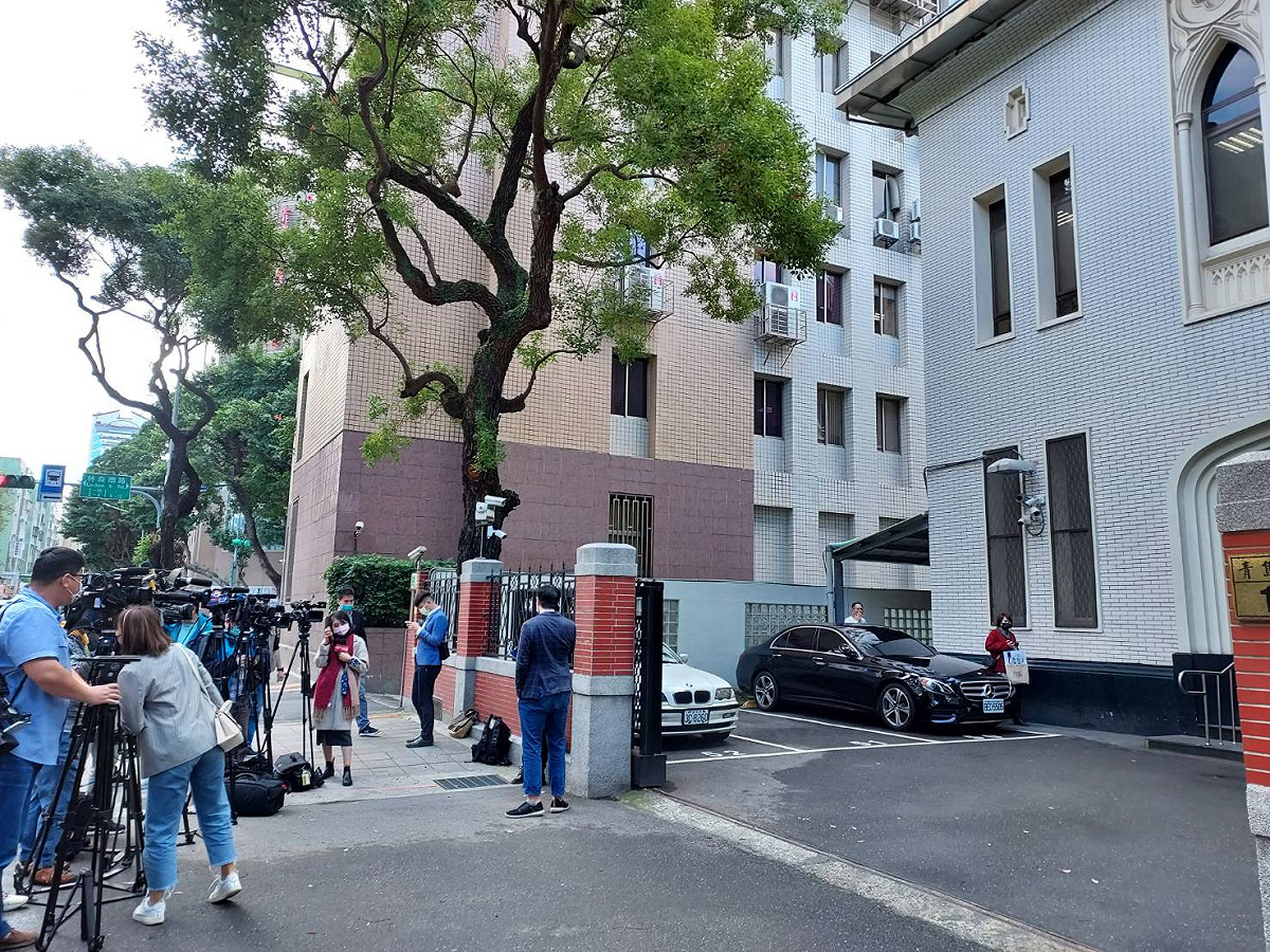 媒體聚集在高嘉瑜位於青島二館的國會辦公室外。 圖:陳佩君/攝