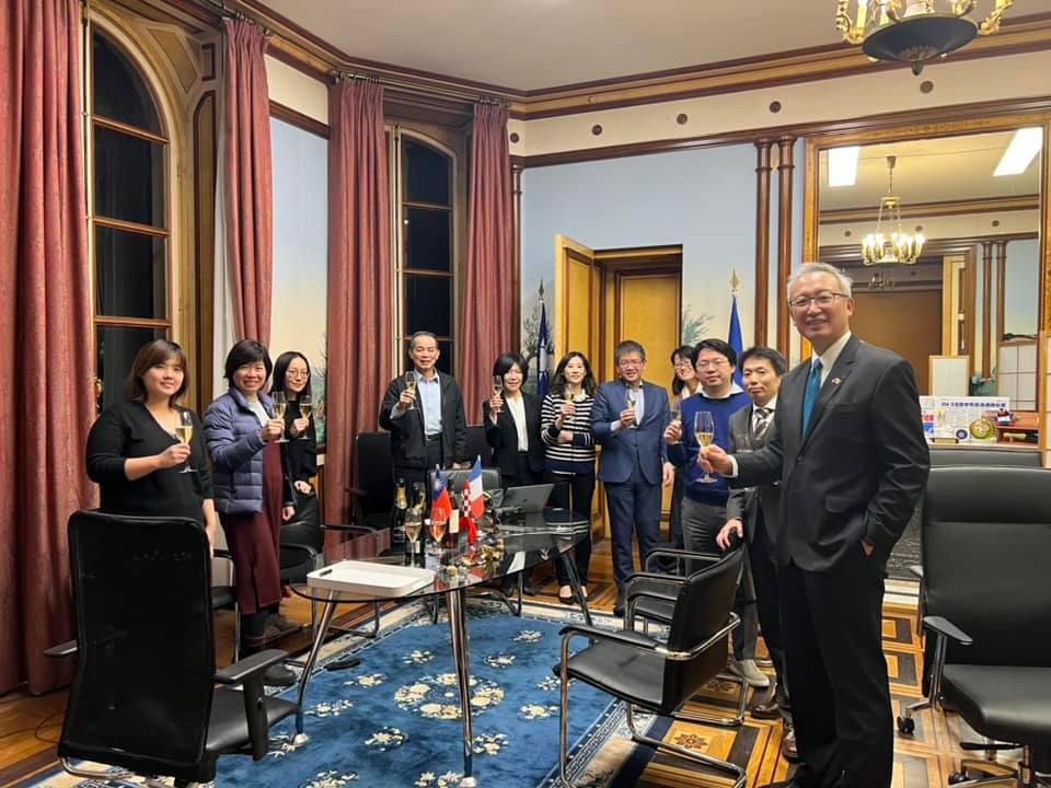在法國國民議會通過挺台決議案後，我駐法代表吳志中與其他外交人員興奮之情溢於言表。 圖：翻攝自吳志中臉書