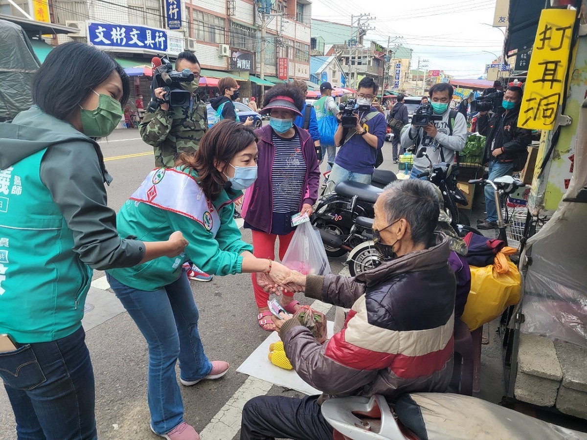 林靜儀上午到大肚市場拜票。 林靜儀競選總部/提供