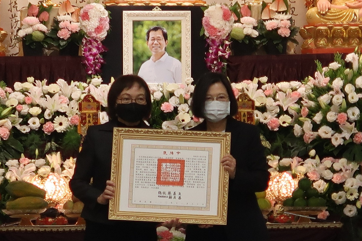 總統蔡英文頒發李應元褒揚令給遺孀黃月桂（左） 圖：林朝億/攝