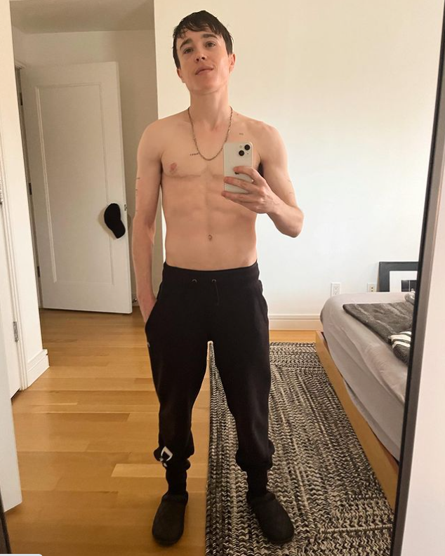 艾略特佩吉在今年3月切除乳房，日前他在IG曬出裸上身的自拍照，秀出超結實8塊腹肌。 圖：翻攝自IG/elliotpage