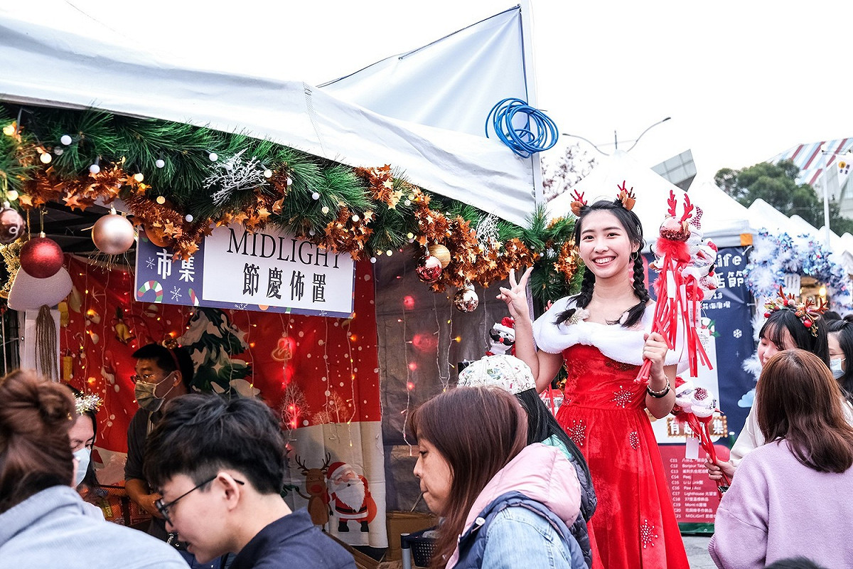 活動現場文創與美食攤位雲集，像是擁有多種充滿耶誕氛圍佈置品與頭飾的「MIDNIGHT」。 圖：新北市觀旅局提供