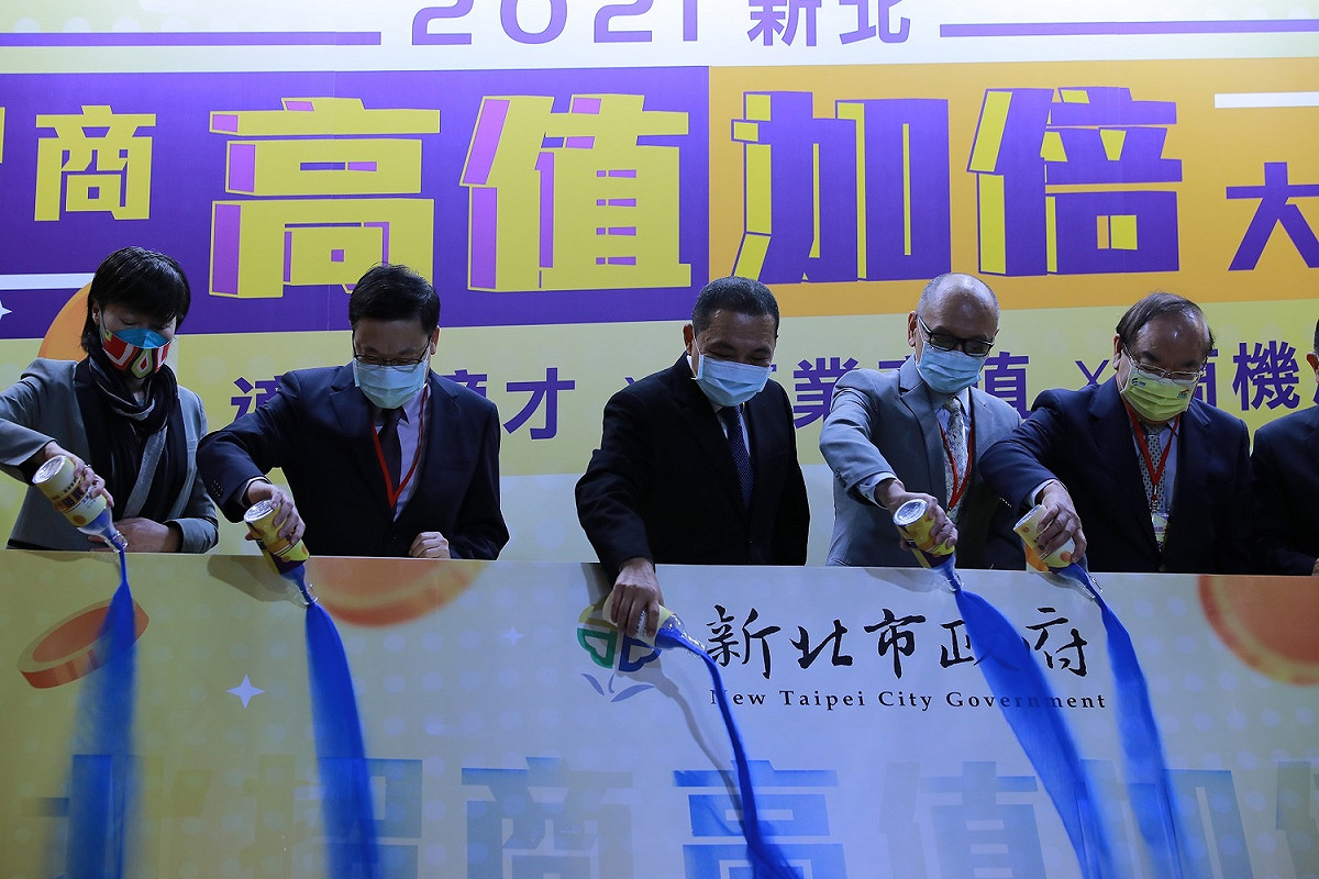 「2021新北招商高值加倍大會」啟動儀式(左起第2位南亞科技副總經理吳志祥、新北市長侯友宜、鴻海集團數位轉型長龔培元)。 圖：新北市經發局提供