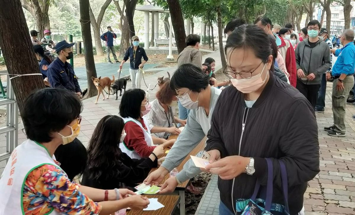 第二波「商圈夜市券」第二天換發，現場仍湧入不少民眾， 圖：高雄市經發局提供