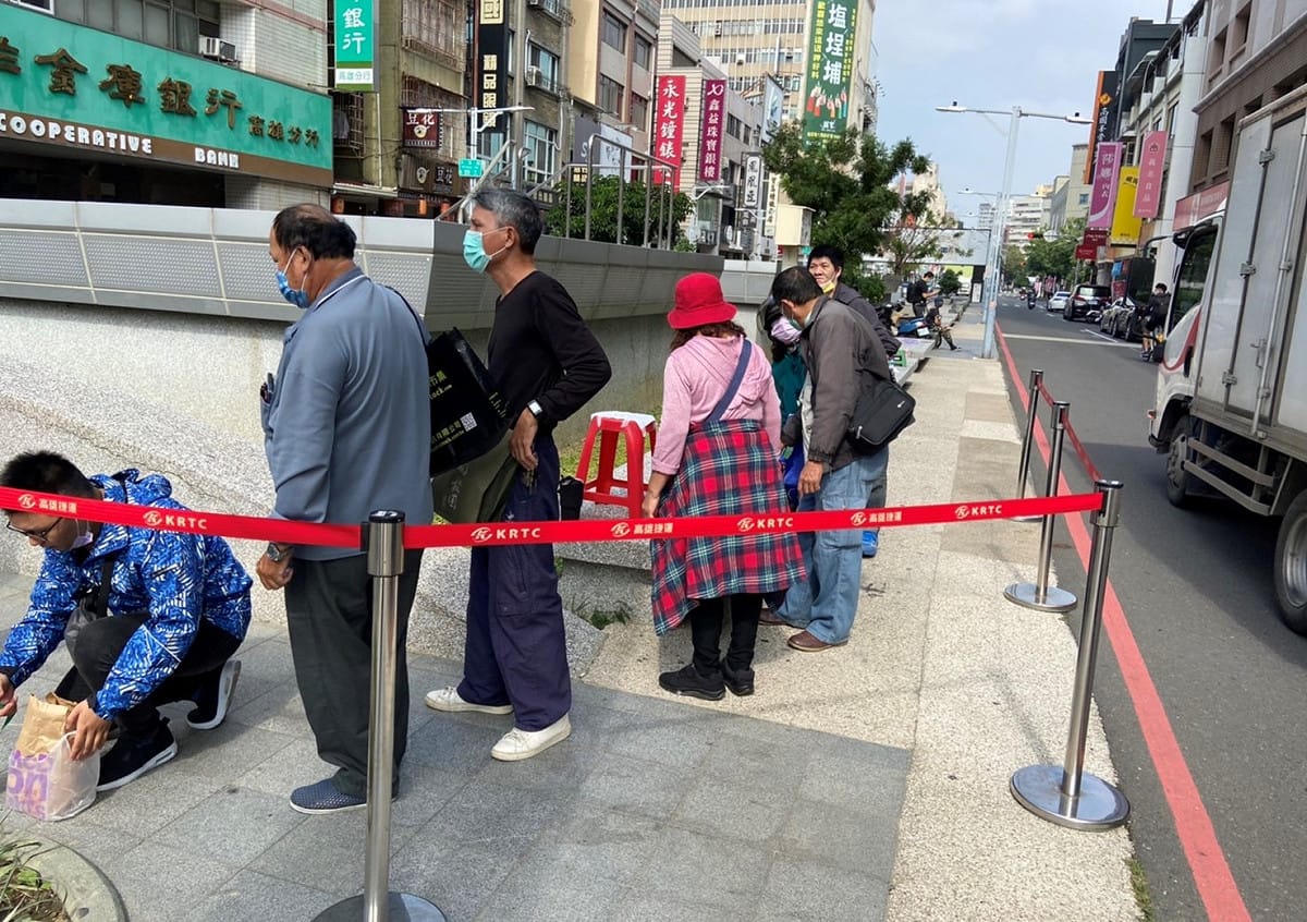 民眾排隊等候換發高雄券。 圖：高雄市經發局提供
