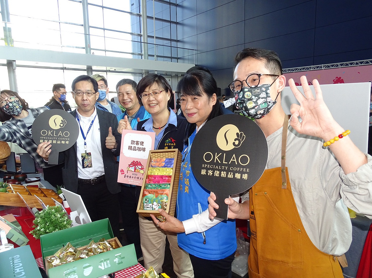 人選店家設攤位爭取曝光，希望能人選十大伴手禮。 圖：台中市政府提供